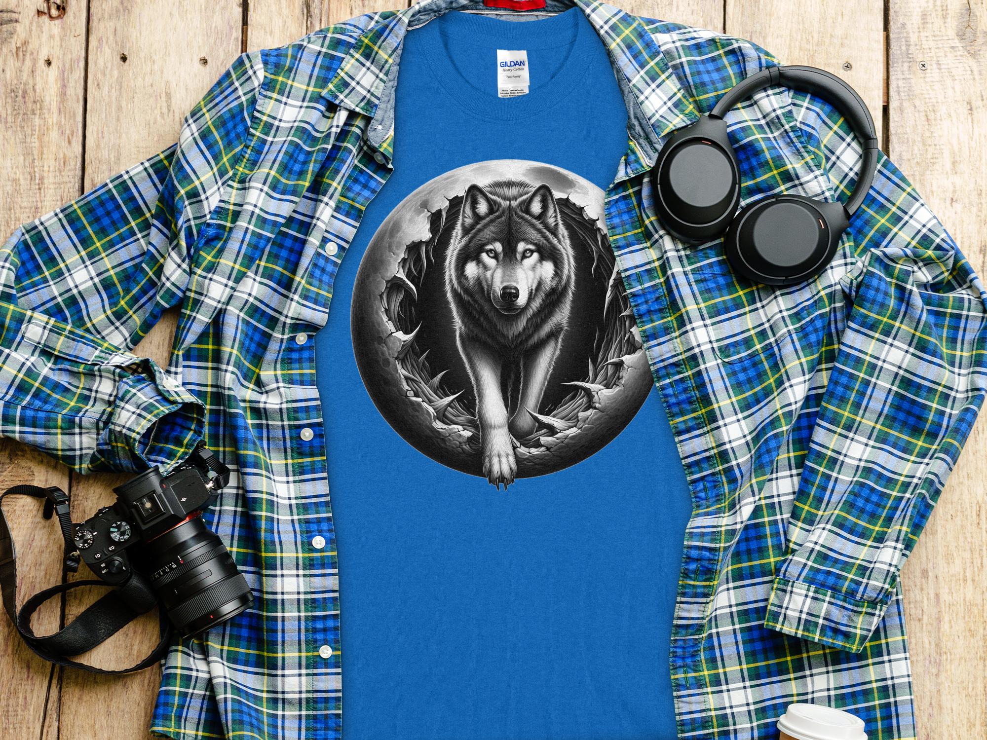 Moon Wolf - Coloured Gildan T-Shirt Realistic Animal Talisman Unisex Mythology Tee Graphic Design