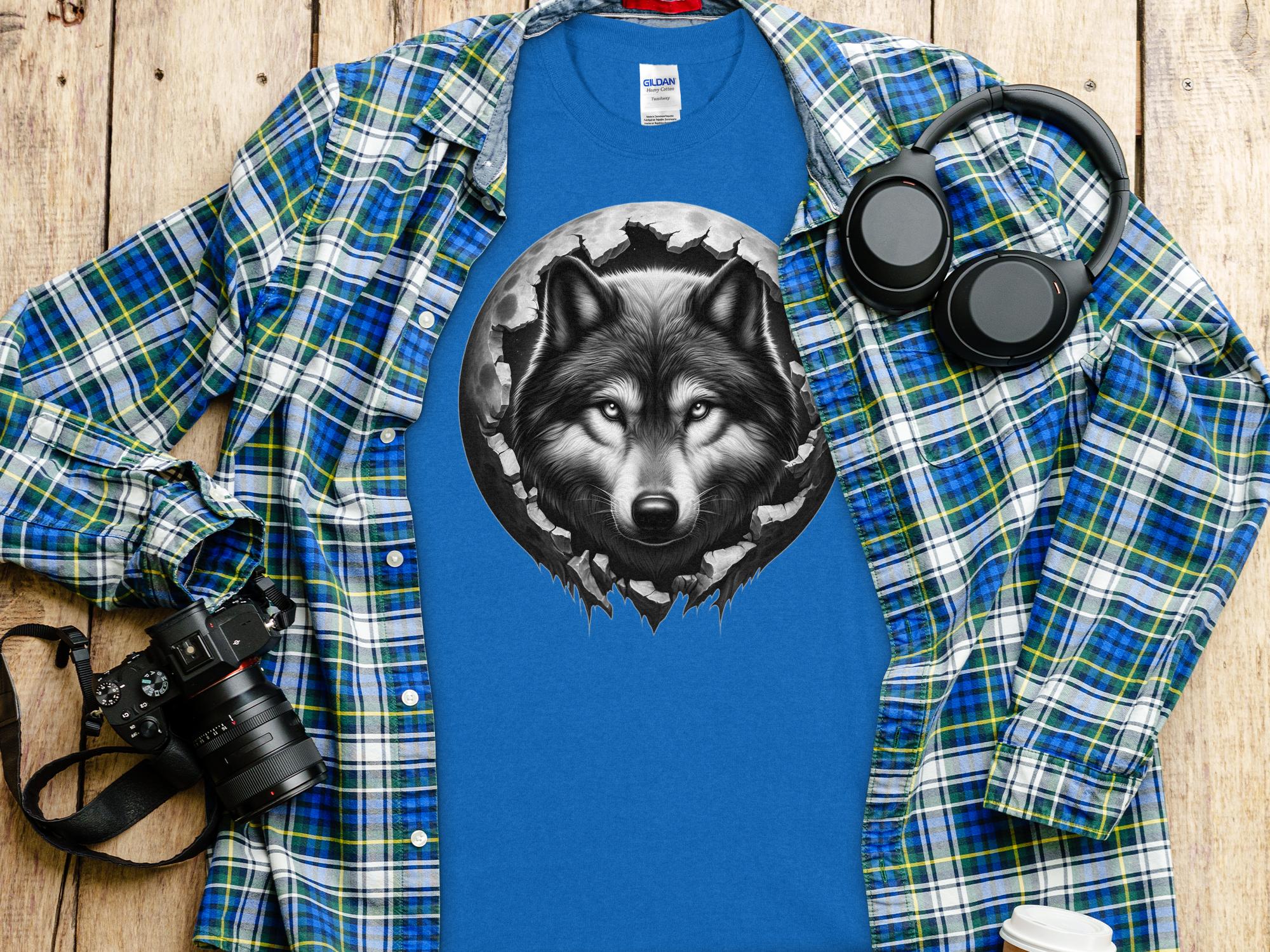 Moon Wolf - Coloured Gildan T-Shirt Realistic Animal Talisman Unisex Mythology Tee Graphic Design