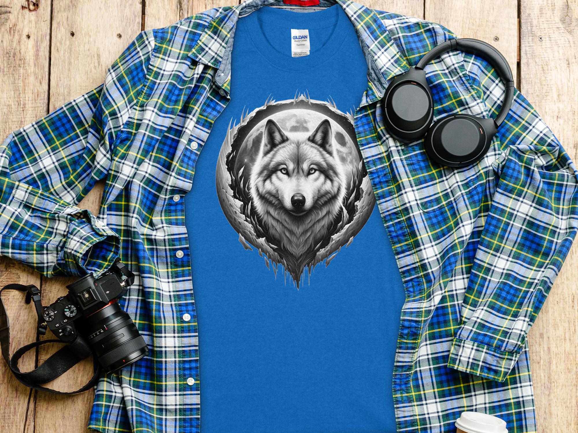 Moon Wolf - Coloured Gildan T-Shirt Realistic Animal Talisman Unisex Mythology Tee Graphic Design