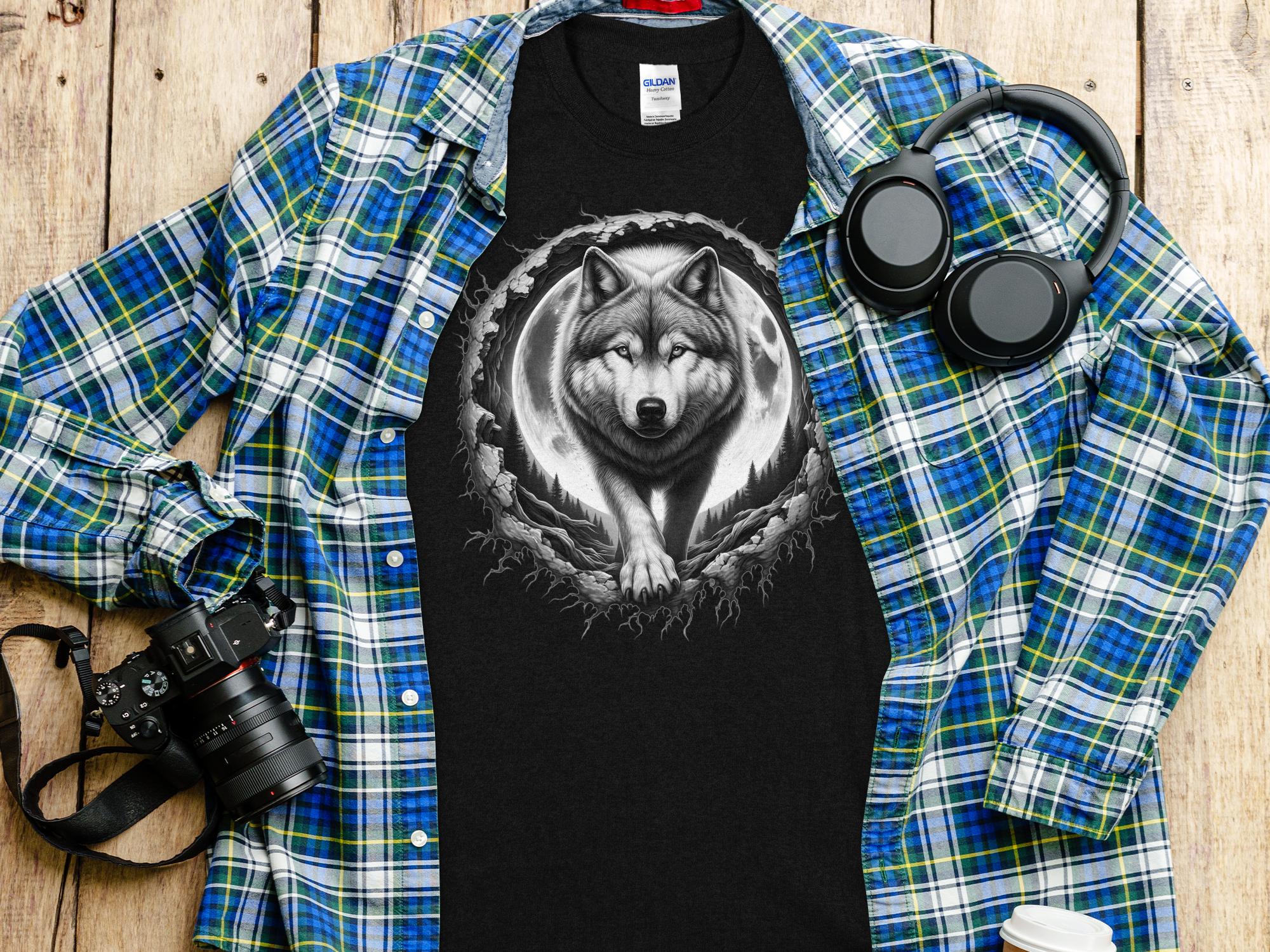 Moon Wolf - Coloured Gildan T-Shirt Realistic Animal Talisman Unisex Mythology Tee Graphic Design