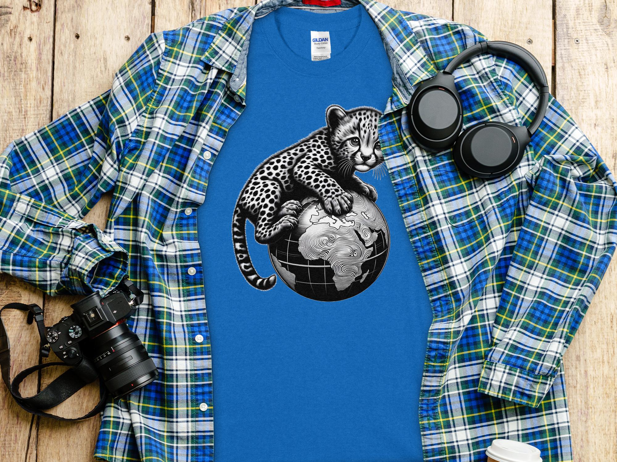 Cheetah World - Coloured Gildan T-Shirt Realistic Animal Talisman Unisex Cute Tee Graphic Design