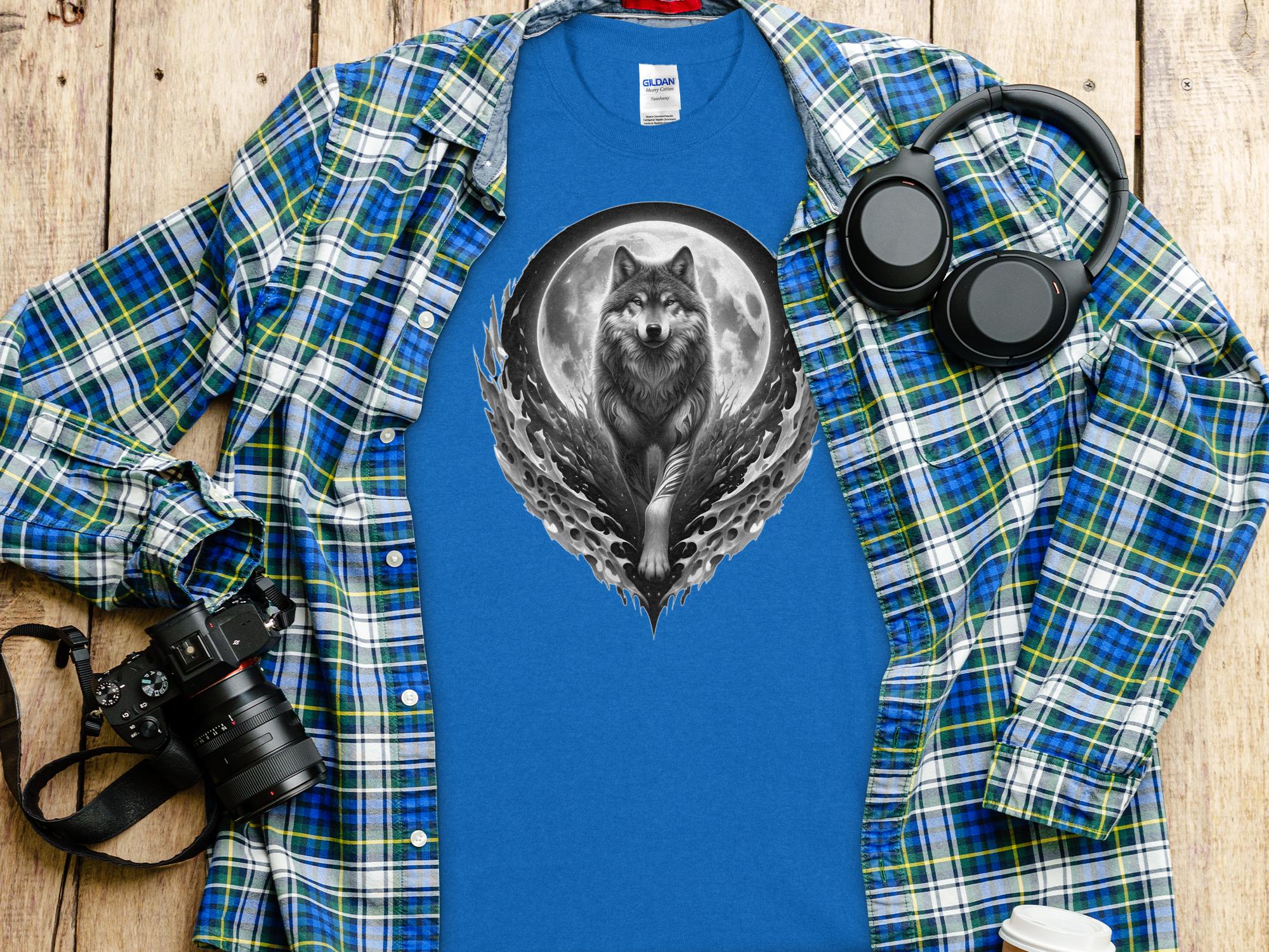 Moon Wolf - Coloured Gildan T-Shirt Realistic Animal Talisman Unisex Mythology Tee Graphic Design