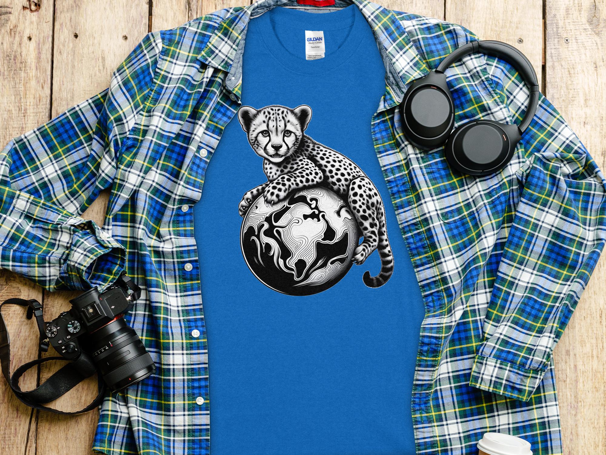 Cheetah World - Coloured Gildan T-Shirt Realistic Animal Talisman Unisex Cute Tee Graphic Design