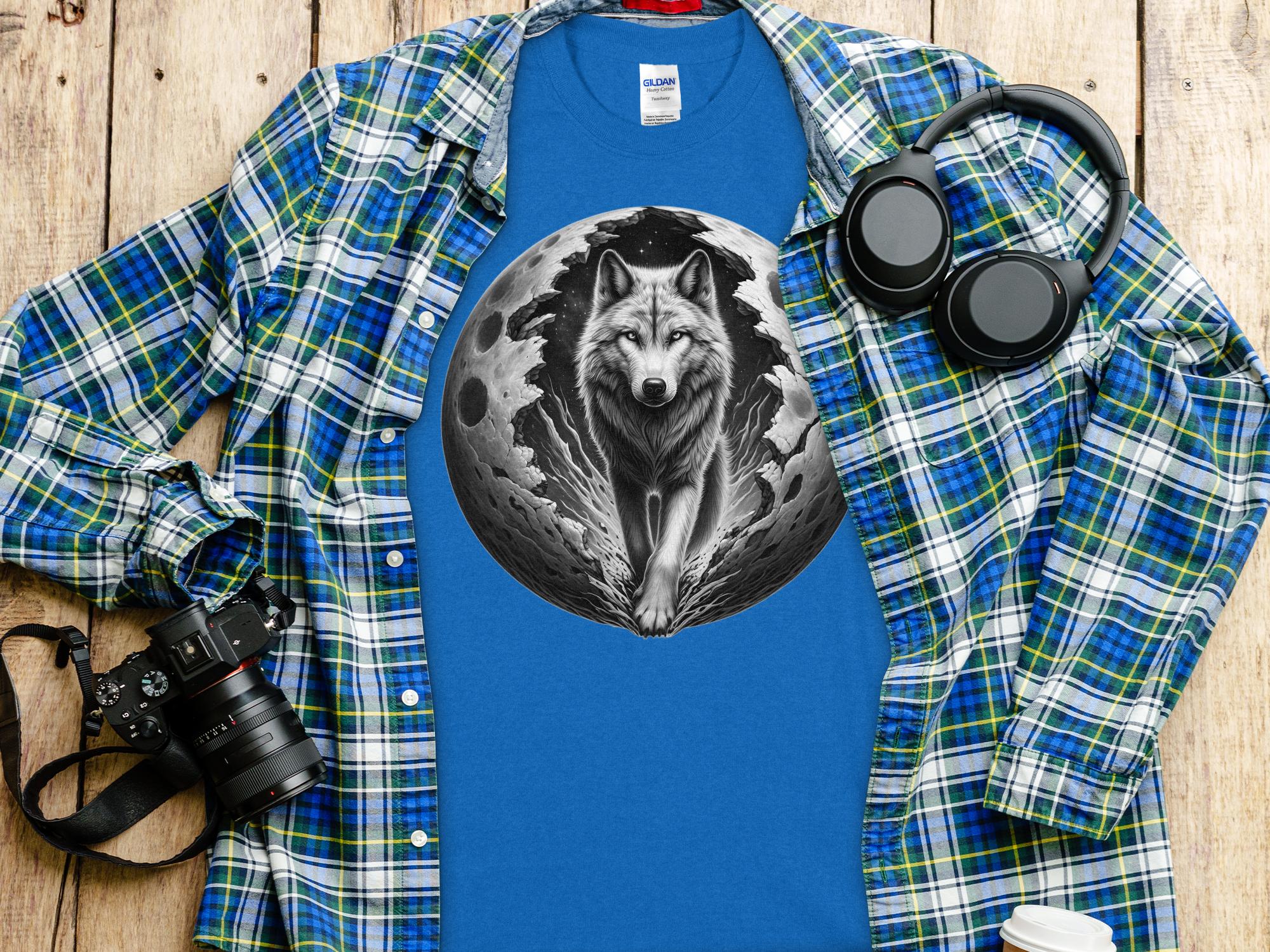 Moon Wolf - Coloured Gildan T-Shirt Realistic Animal Talisman Unisex Mythology Tee Graphic Design