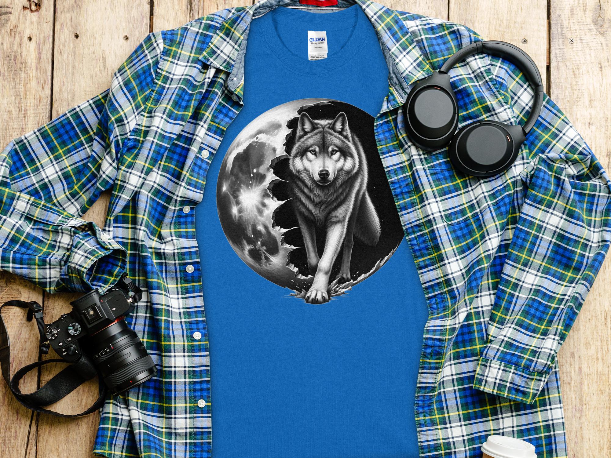 Moon Wolf - Coloured Gildan T-Shirt Realistic Animal Talisman Unisex Mythology Tee Graphic Design