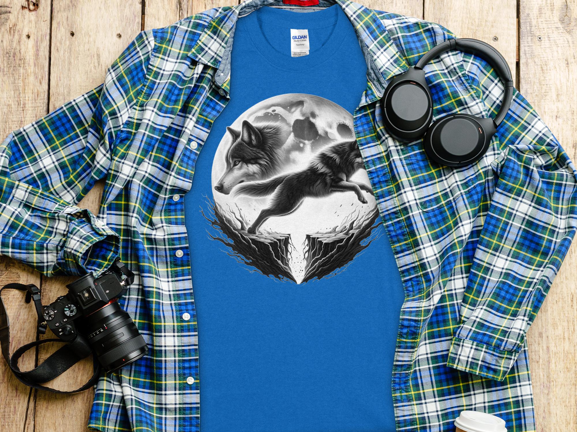 Moon Wolf - Coloured Gildan T-Shirt Realistic Animal Talisman Unisex Mythology Tee Graphic Design