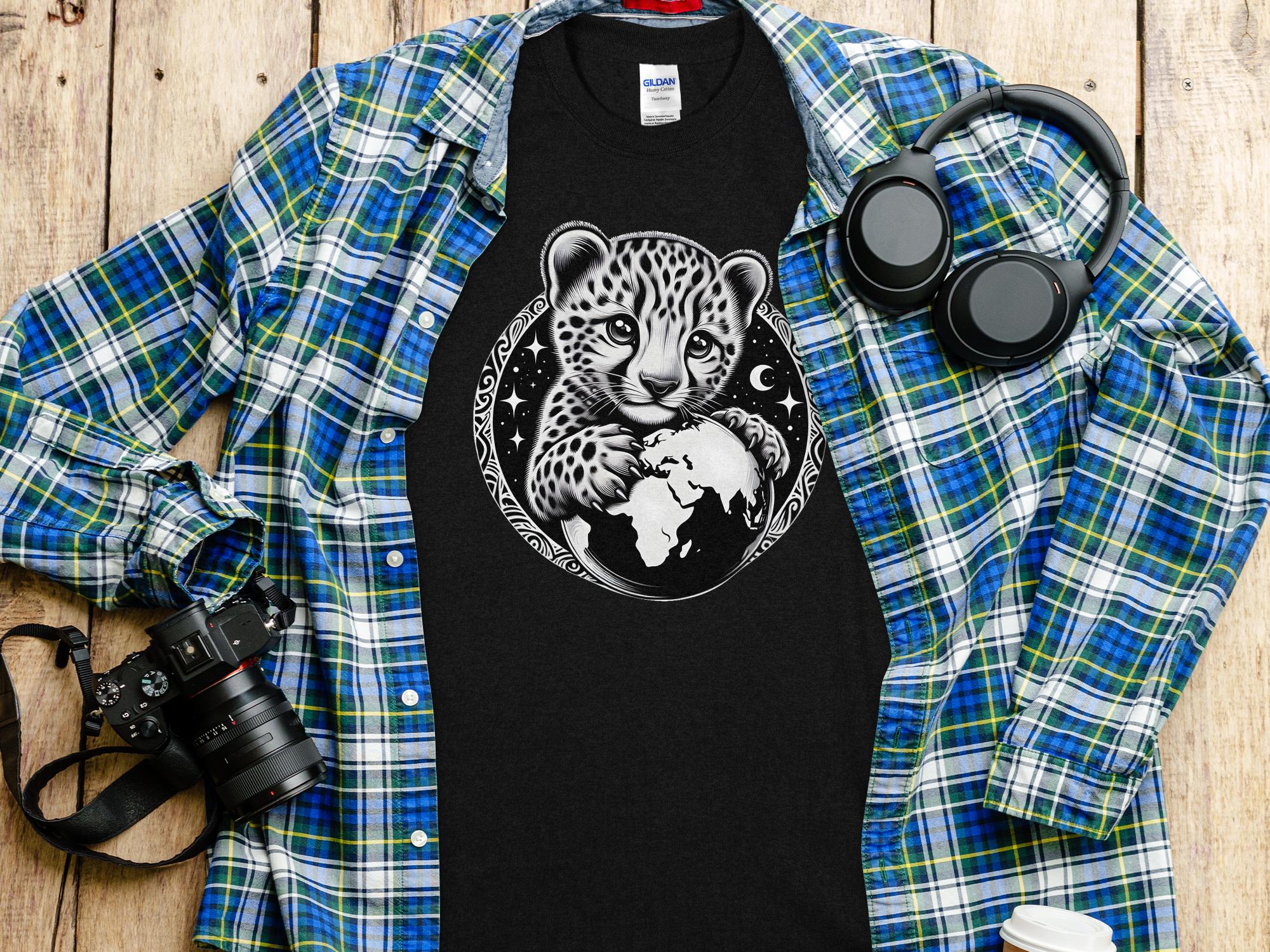 Cheetah World - Coloured Gildan T-Shirt Realistic Animal Talisman Unisex Cute Tee Graphic Design