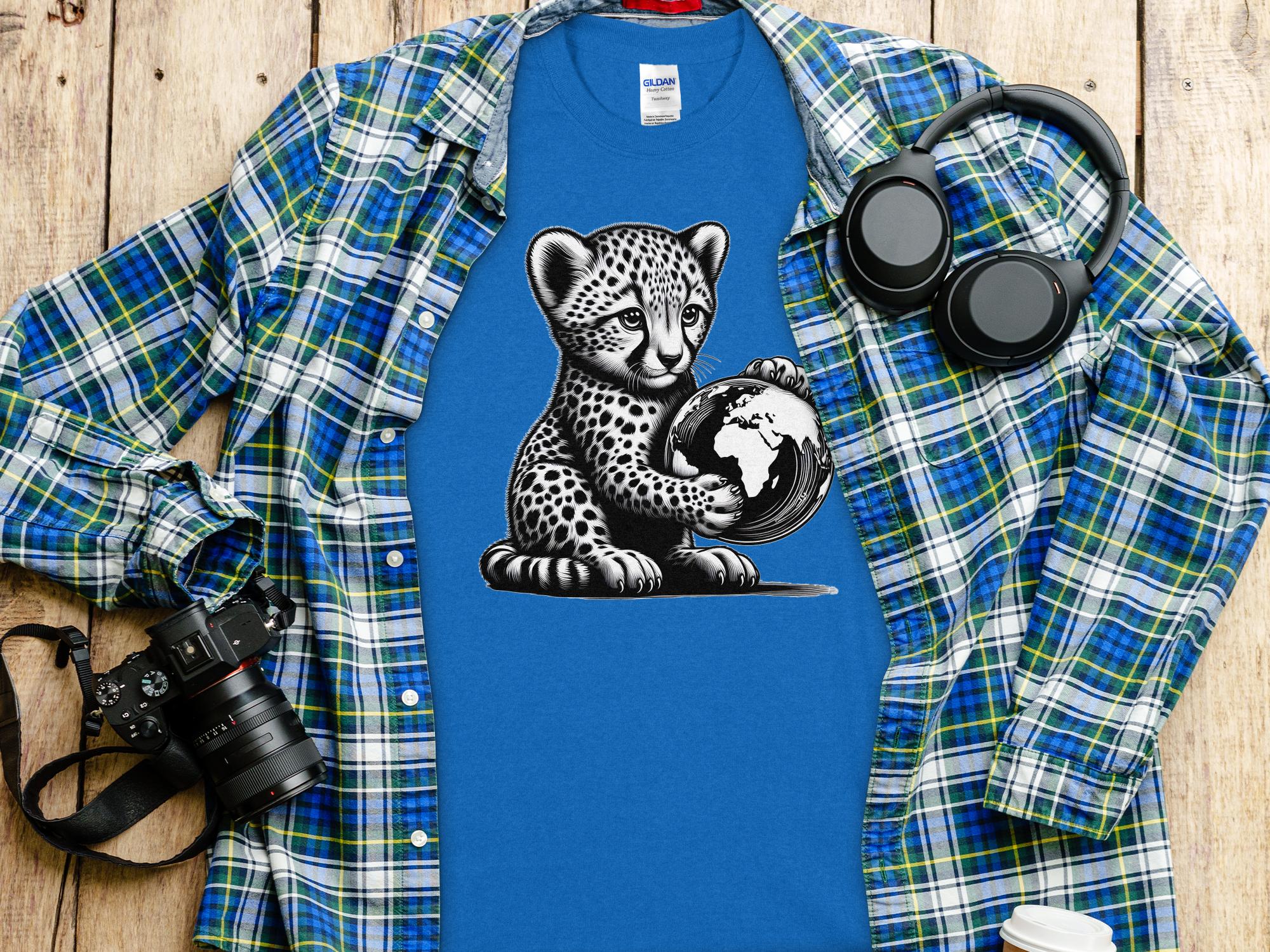 Cheetah World - Coloured Gildan T-Shirt Realistic Animal Talisman Unisex Cute Tee Graphic Design