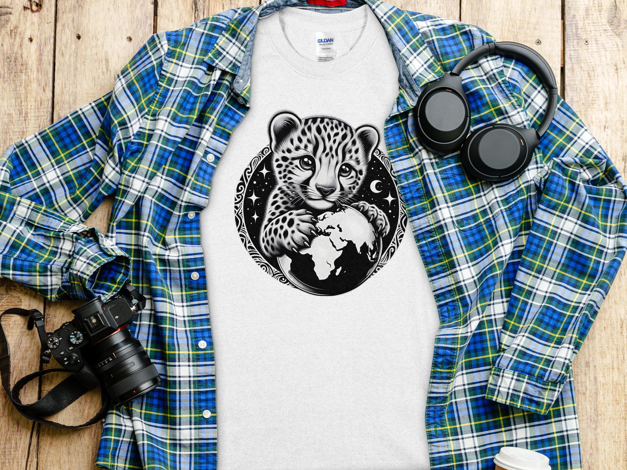 Cheetah World - Coloured Gildan T-Shirt Realistic Animal Talisman Unisex Cute Tee Graphic Design