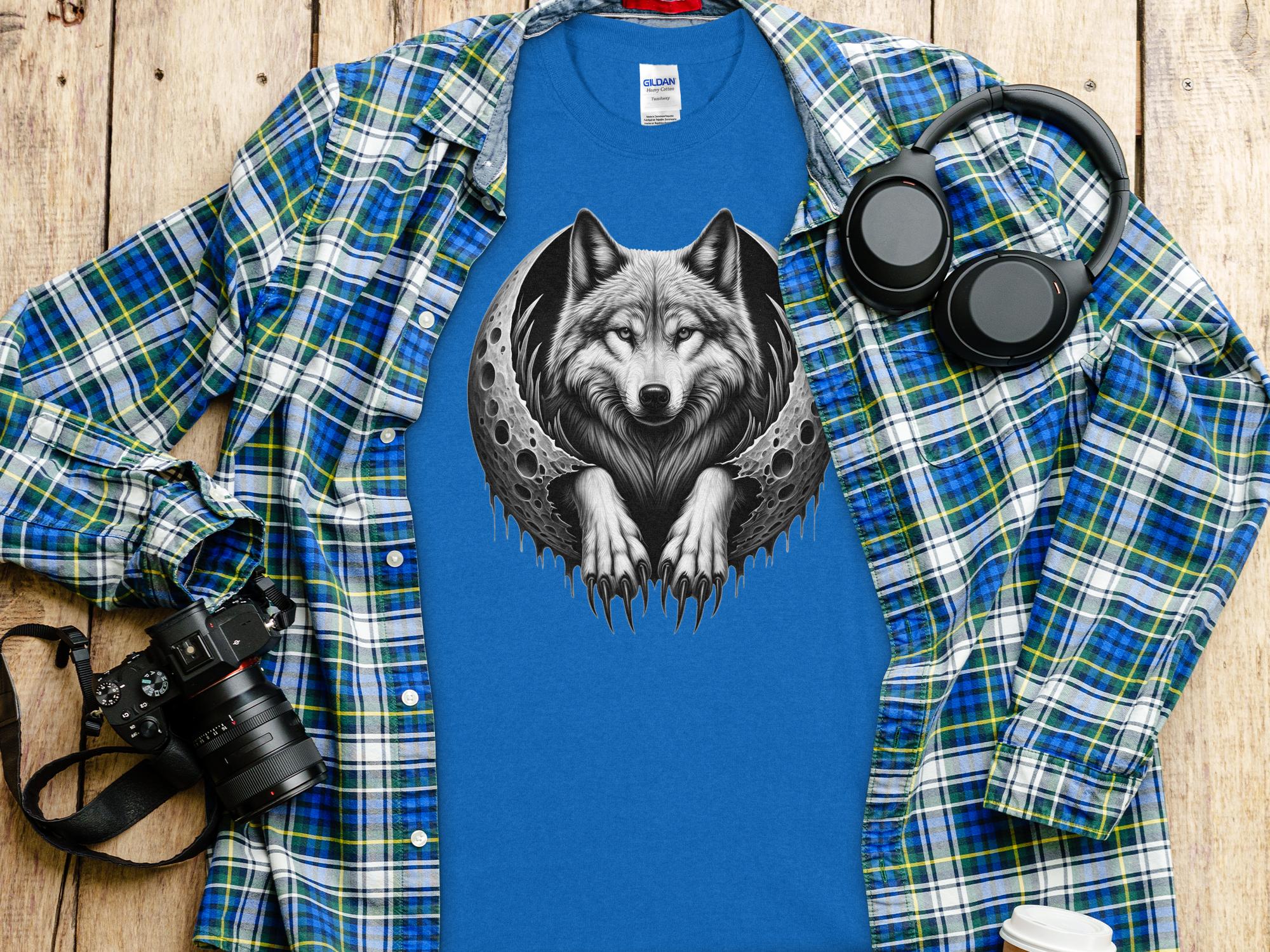 Moon Wolf - Coloured Gildan T-Shirt Realistic Animal Talisman Unisex Mythology Tee Graphic Design