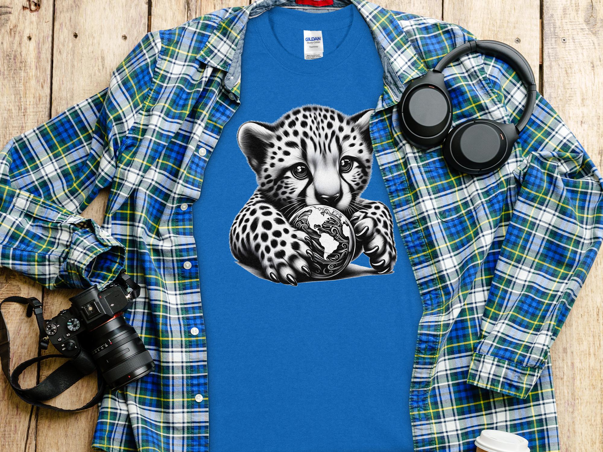 Cheetah World - Coloured Gildan T-Shirt Realistic Animal Talisman Unisex Cute Tee Graphic Design