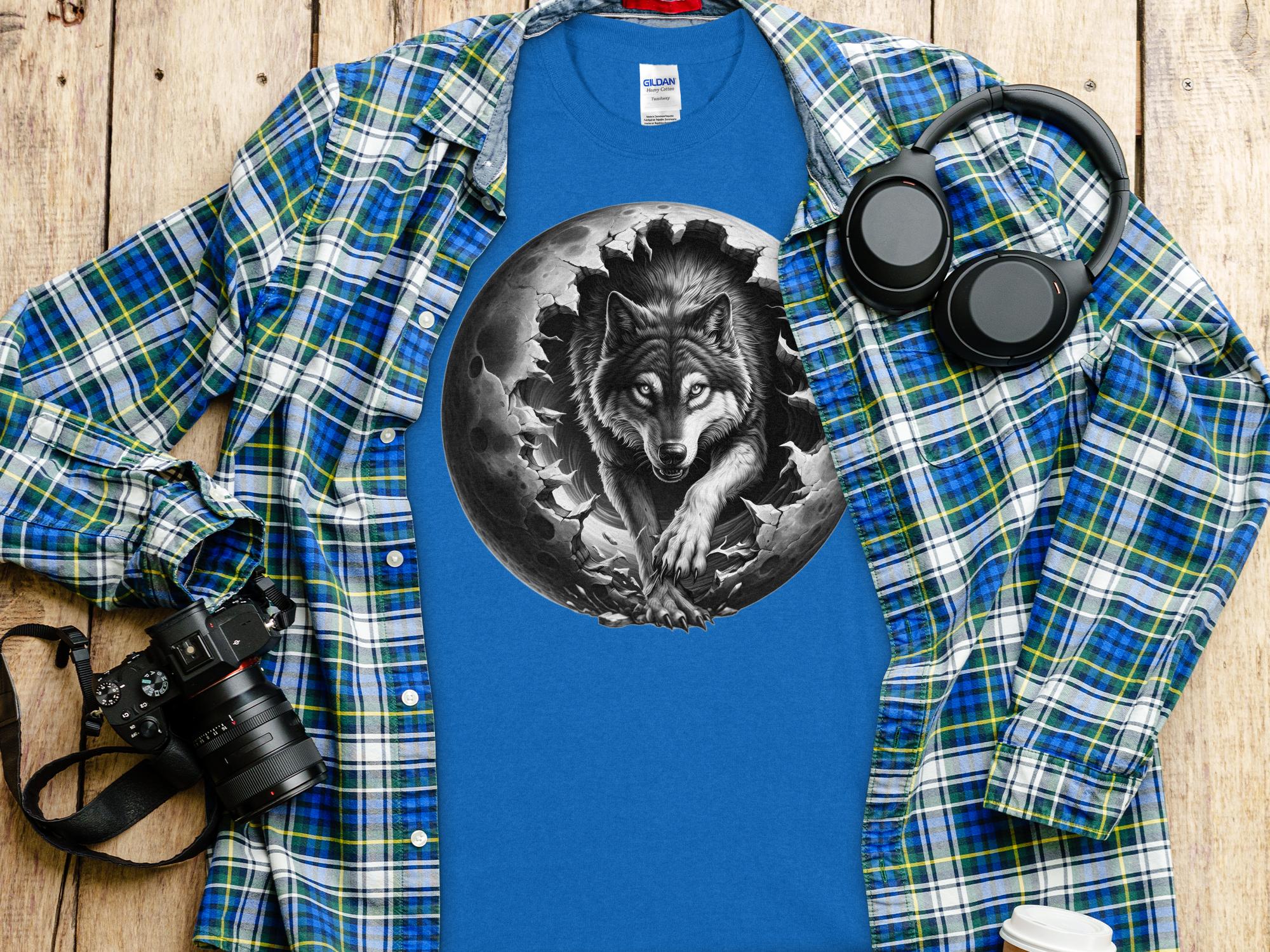 Moon Wolf - Coloured Gildan T-Shirt Realistic Animal Talisman Unisex Mythology Tee Graphic Design