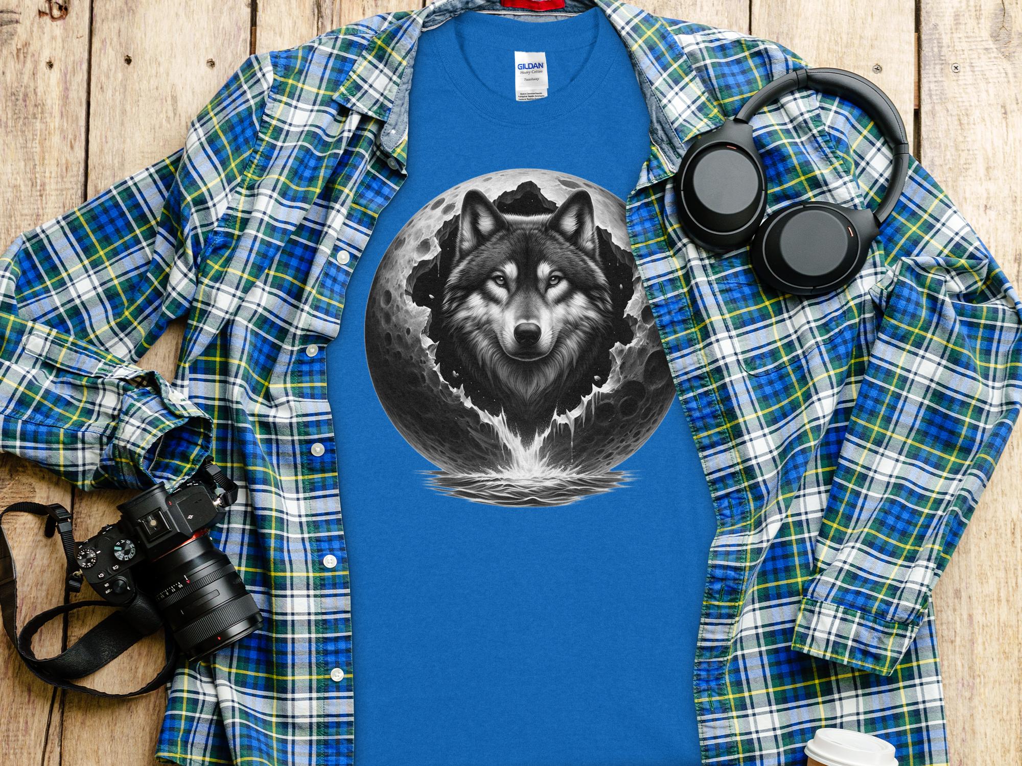 Moon Wolf - Coloured Gildan T-Shirt Realistic Animal Talisman Unisex Mythology Tee Graphic Design