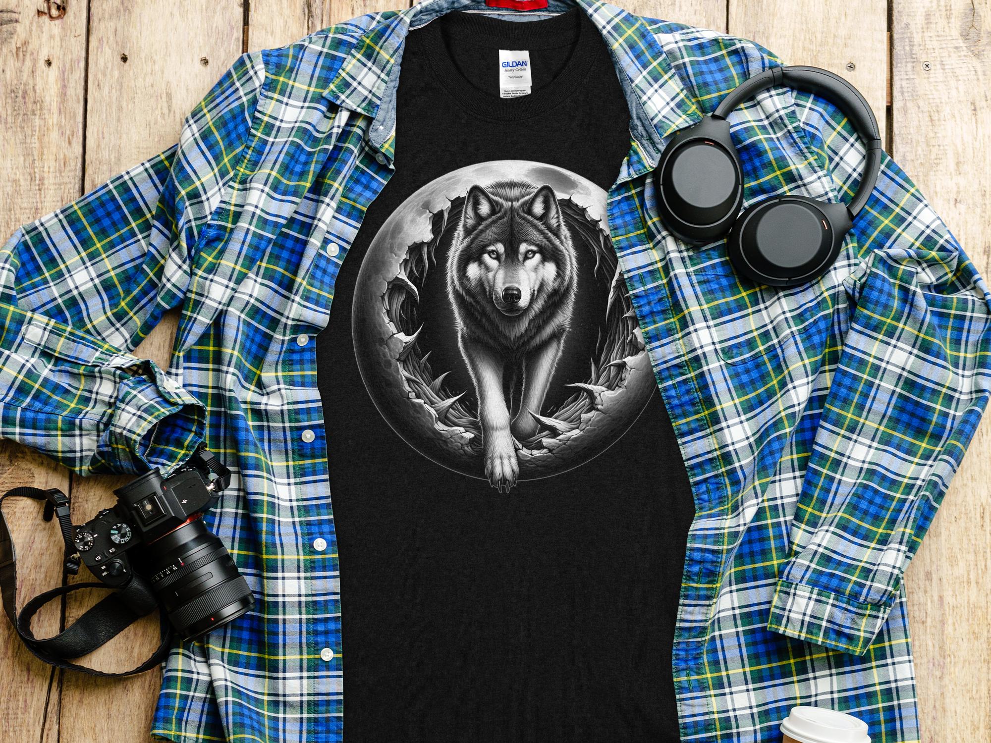 Moon Wolf - Coloured Gildan T-Shirt Realistic Animal Talisman Unisex Mythology Tee Graphic Design