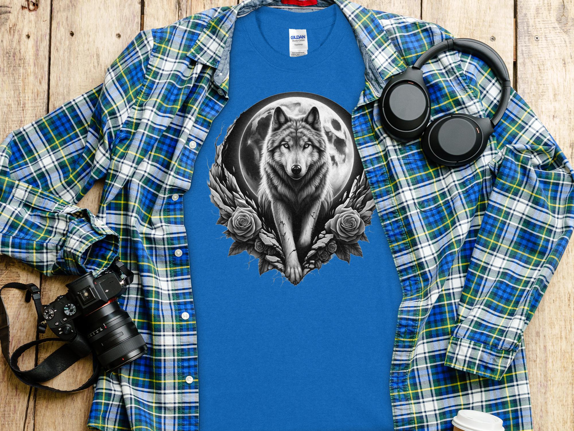 Moon Wolf - Coloured Gildan T-Shirt Realistic Animal Talisman Unisex Mythology Tee Graphic Design