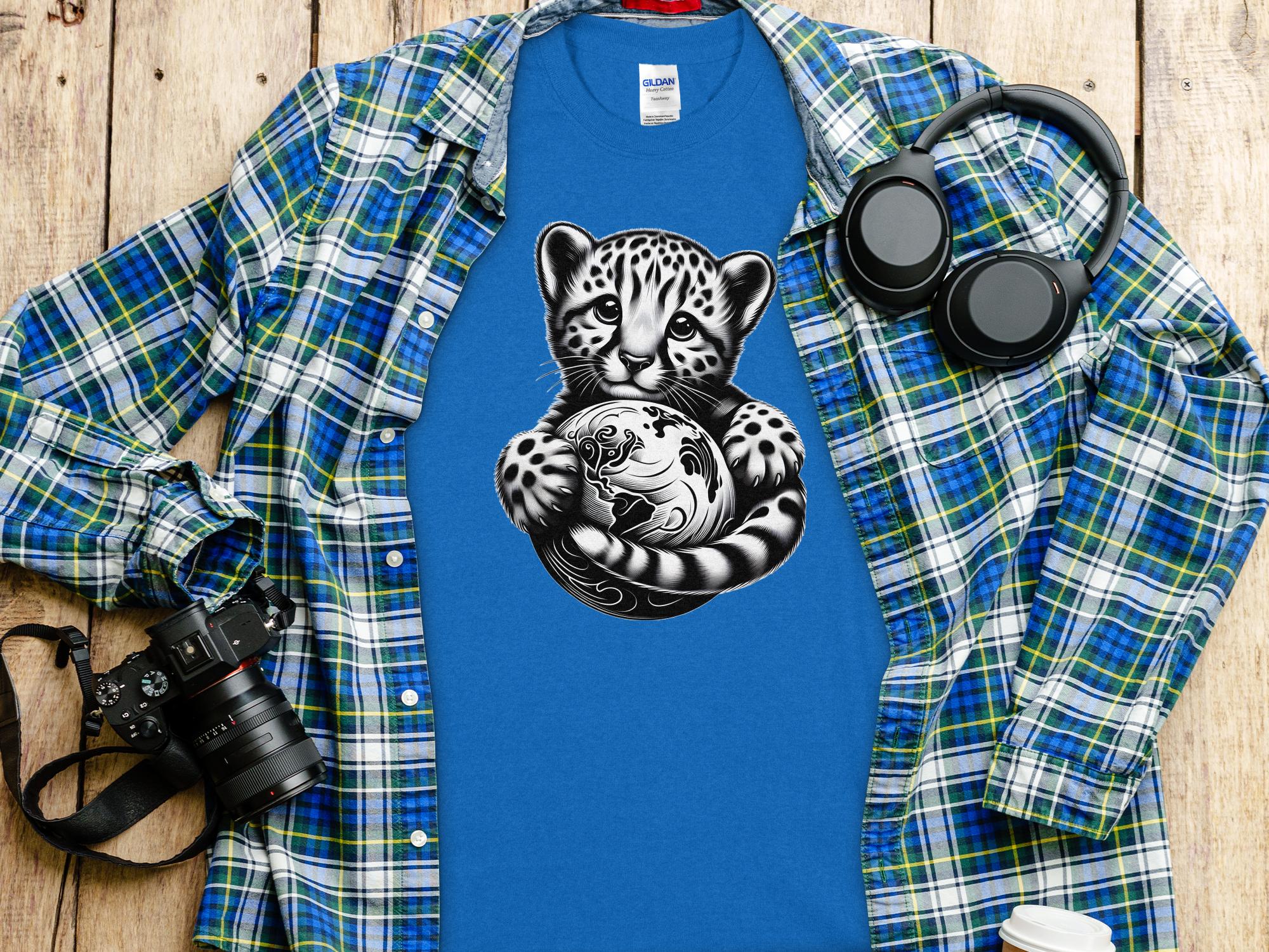 Cheetah World - Coloured Gildan T-Shirt Realistic Animal Talisman Unisex Cute Tee Graphic Design