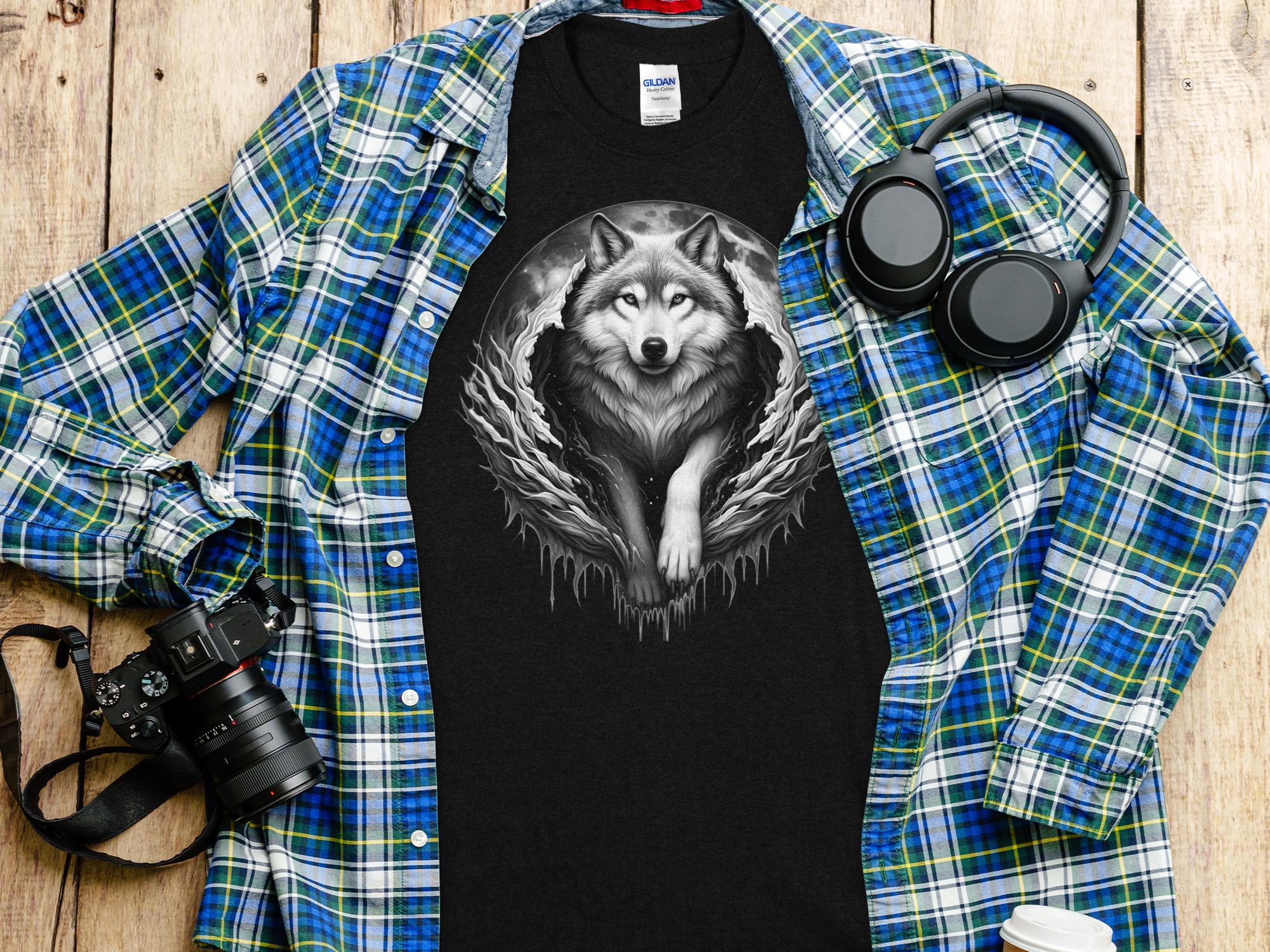 Moon Wolf - Coloured Gildan T-Shirt Realistic Animal Talisman Unisex Mythology Tee Graphic Design